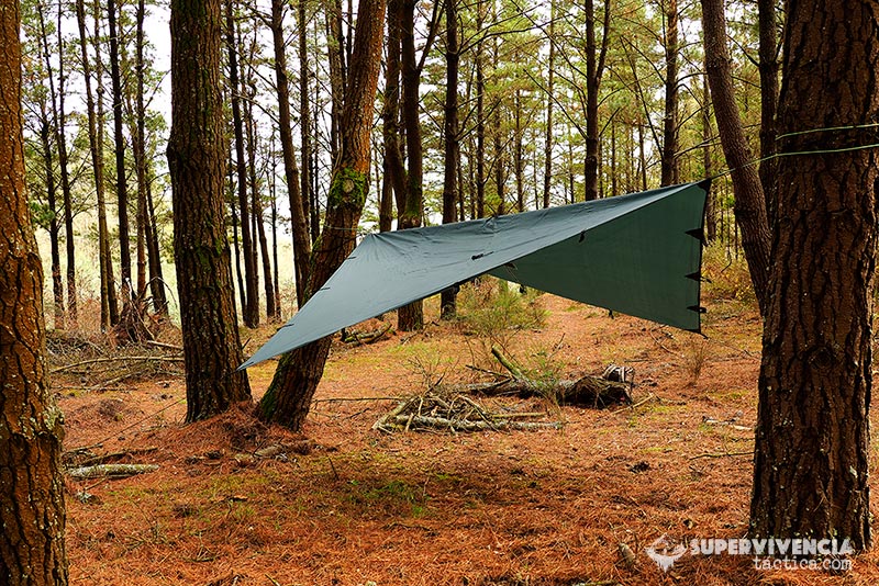Refugio-de bushcraft-con-tarp-lomo-3x3 Refugio para cubrir una lona.