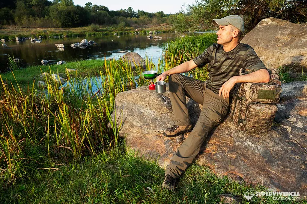Disfrutando de la naturaleza y la supervivencia al lado de un río