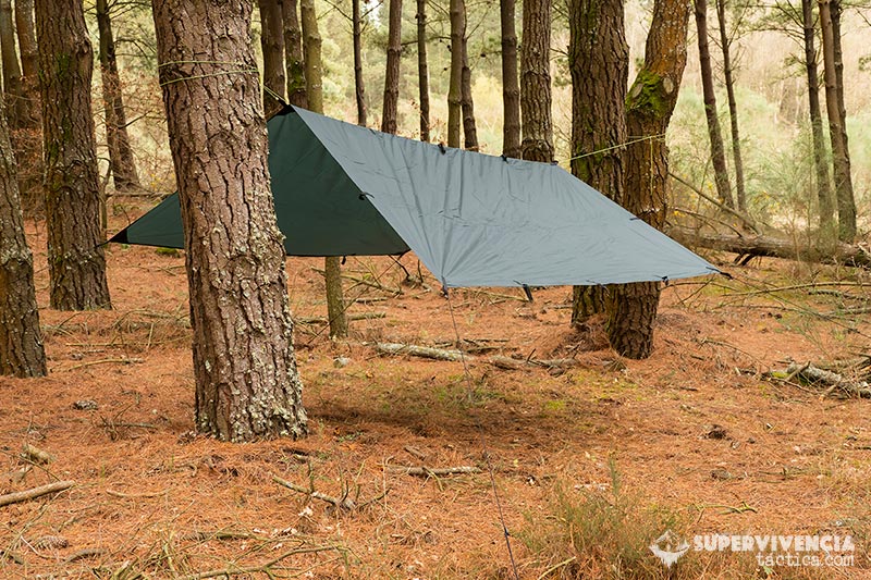 refugio-con-tarp-par-hamaca Refugio elevado con tarp para proteger una lona.