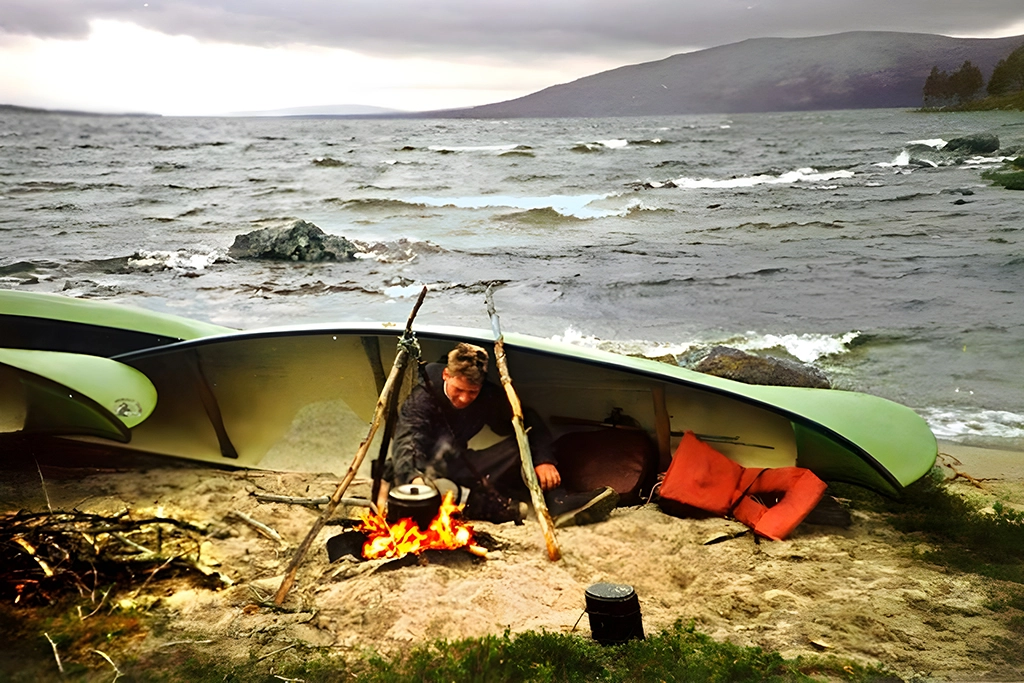 refugio-de-supervivencia-con-una-canoa Cómo hacer un refugio de supervivencia con un bote salvavidas