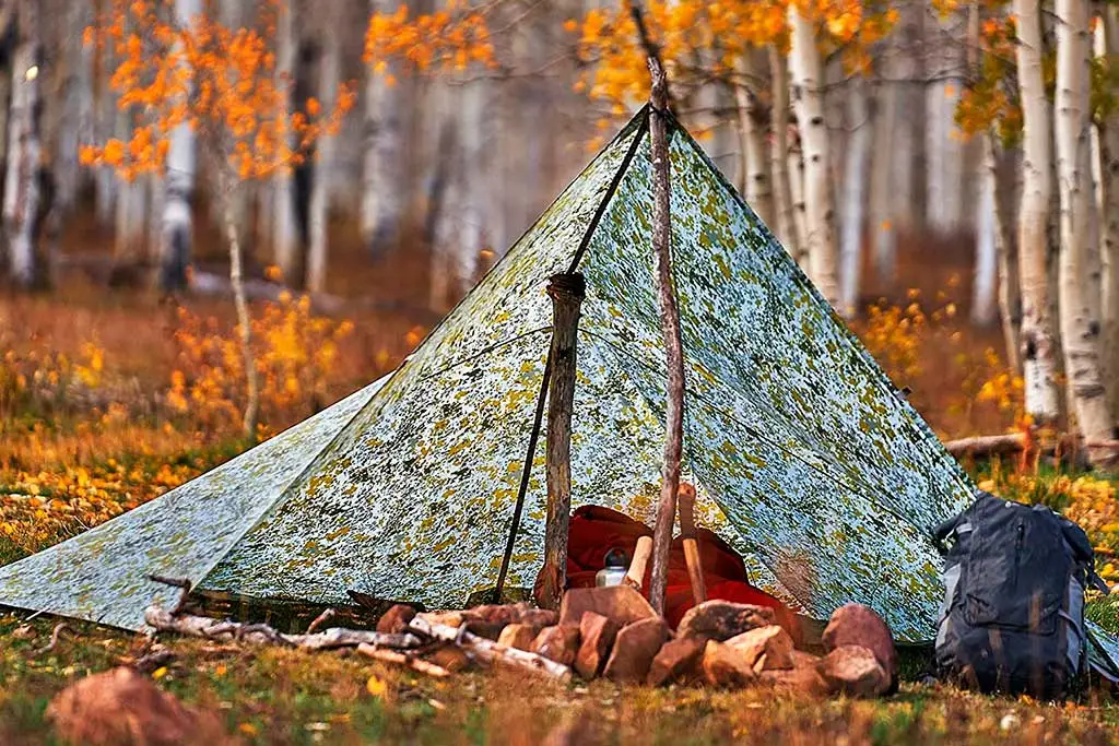Análisis y comparativa de los mejores tarps multicam de camuflaje militar para supervivencia y bushcraft